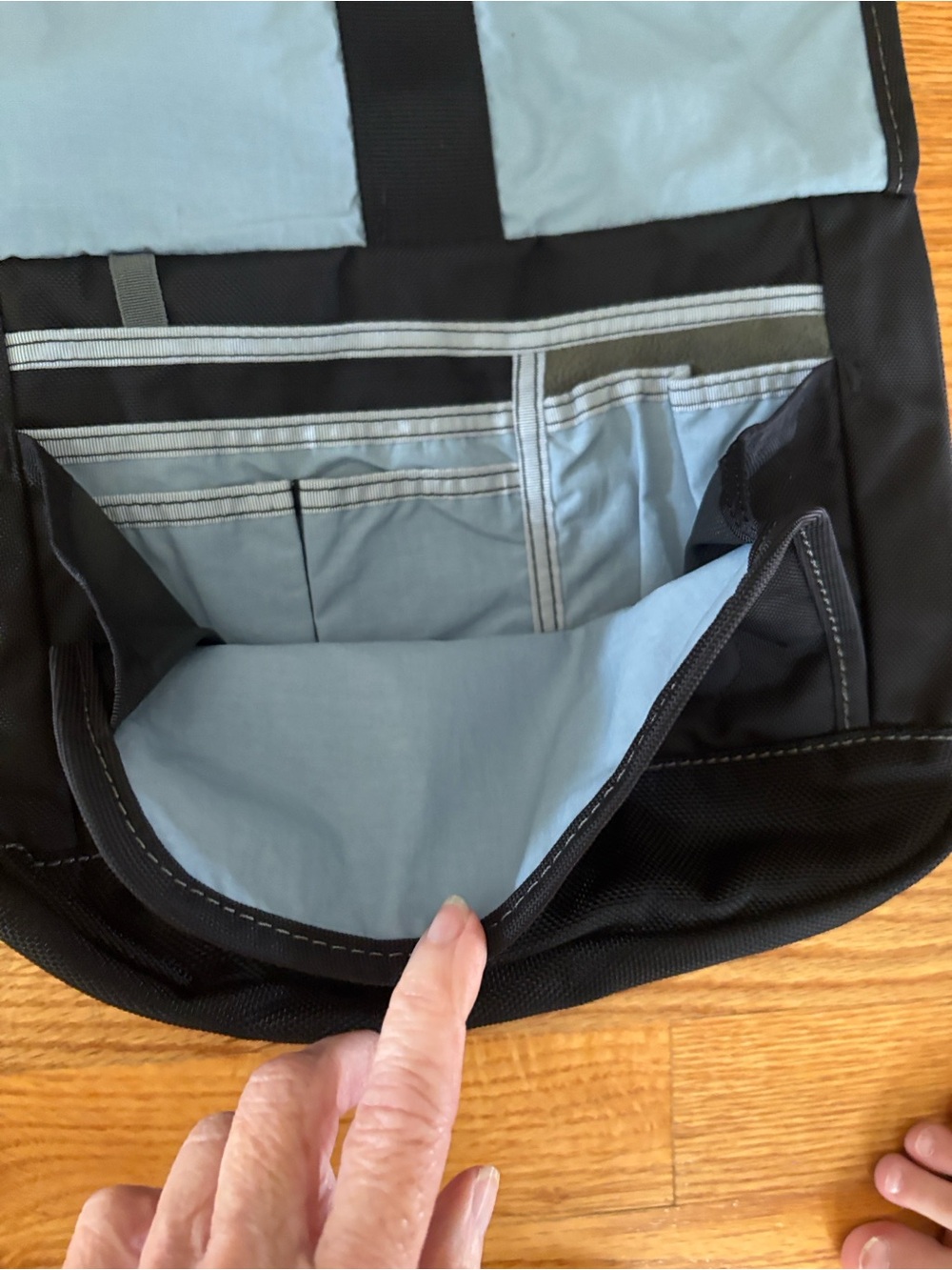 Overland Equipment Baylis Black Crossbody for Men - Picture 8 of 12